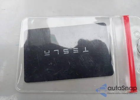 2024 Tesla Model Y Long Range Dual Motor All-Wheel Drive z USA, uszkodzony, nr VIN 7SAYGAEEXRF152474